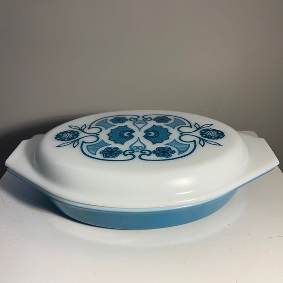 Vintage Pyrex Horizon Blue Opal Divided Casserole, 1 1/2 Quart - Picture 2 of 4